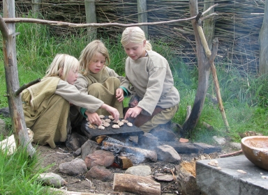 Børn i Hvolris Jernalderlandsby