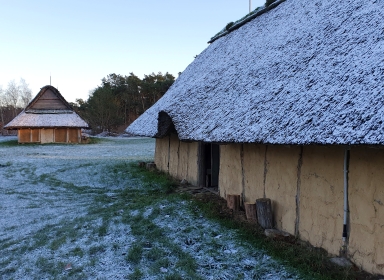Hvolrishuse med sne på