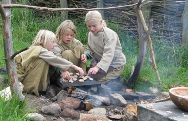 Børn i Hvolris Jernalderlandsby